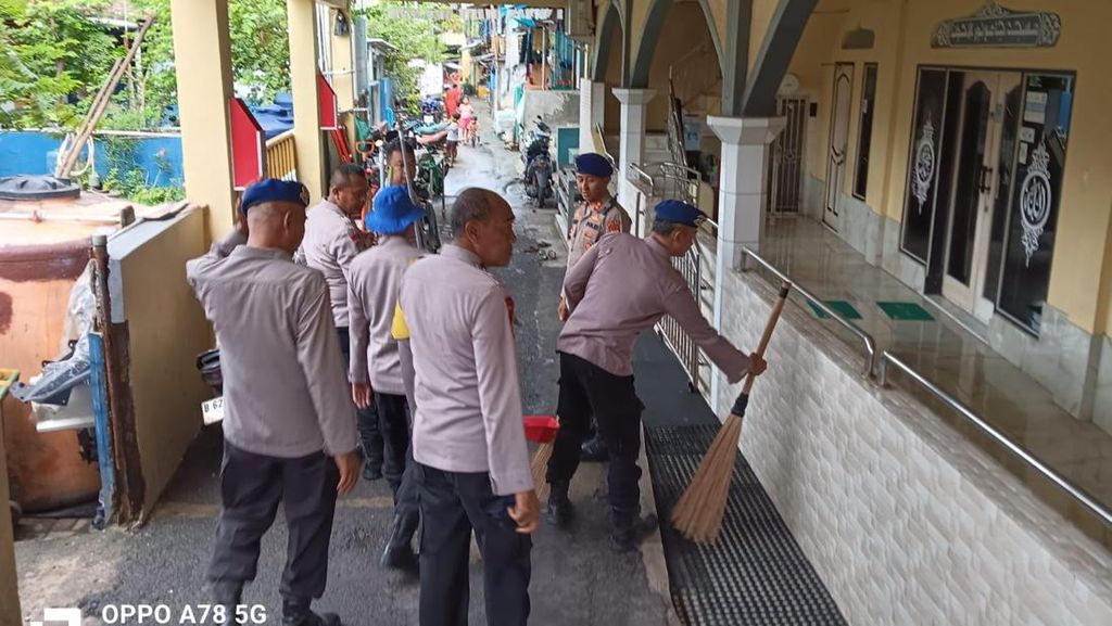 Anggota Ditpolairud Polda Metro Jaya melakukan kegiatan bersih-bersih tempat ibadah. Bersih-bersih dilakukan sesuai arahan Presiden Prabowo Subianto. (dok Ist)